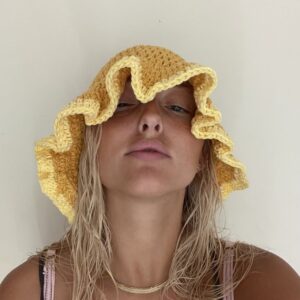 Gorro de crochet amarillo (producto variable)